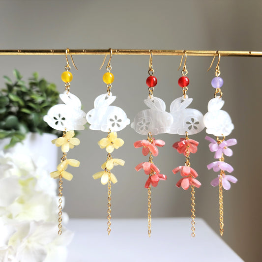 Pendientes de jade floral Osmanthus, pendientes de conejo japonés con flores en flor, pendientes de conejito japonés, regalo para ella