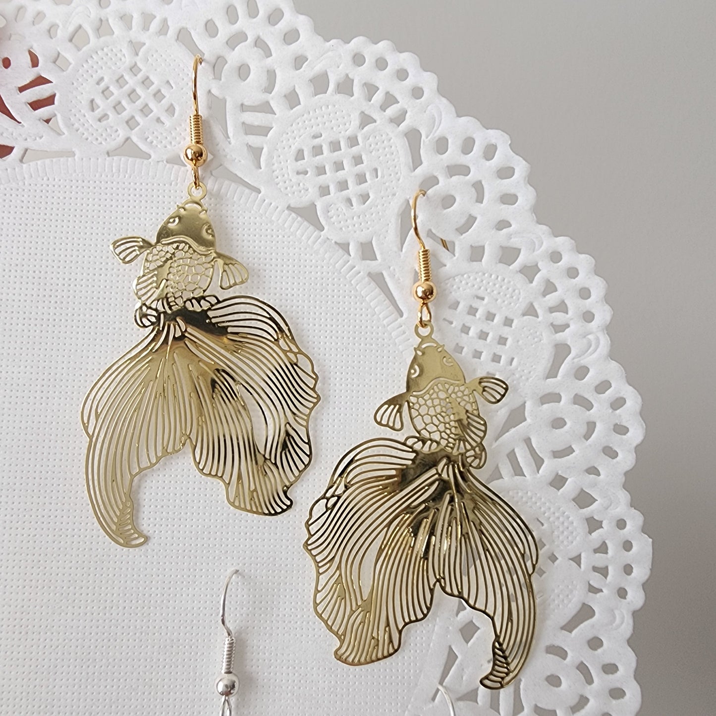 pendientes de pez dorado, gancho/perno de pendiente chapado en oro de 14k, pendientes de animales y flores