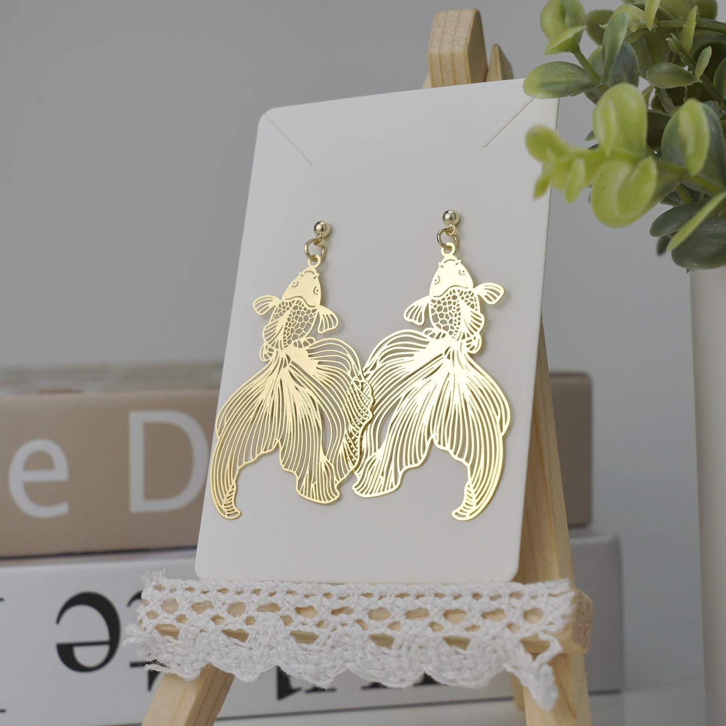 pendientes de pez dorado, gancho/perno de pendiente chapado en oro de 14k, pendientes de animales y flores