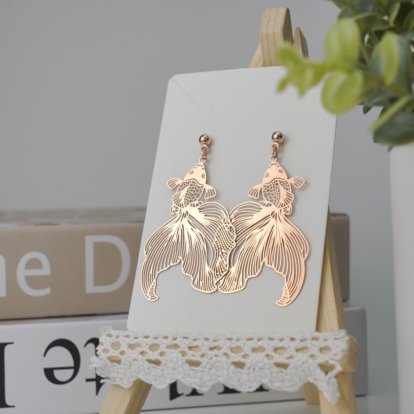 pendientes de pez dorado, gancho/perno de pendiente chapado en oro de 14k, pendientes de animales y flores