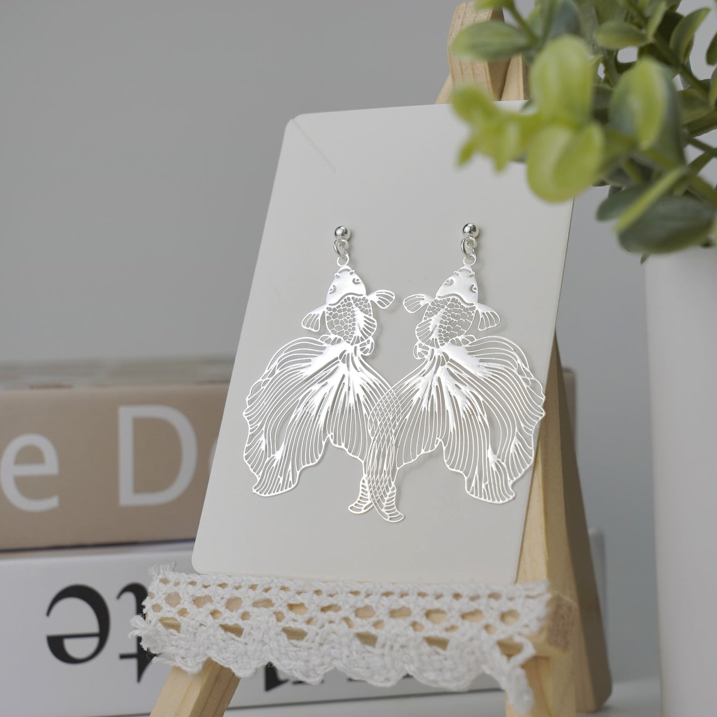 pendientes de pez dorado, gancho/perno de pendiente chapado en oro de 14k, pendientes de animales y flores