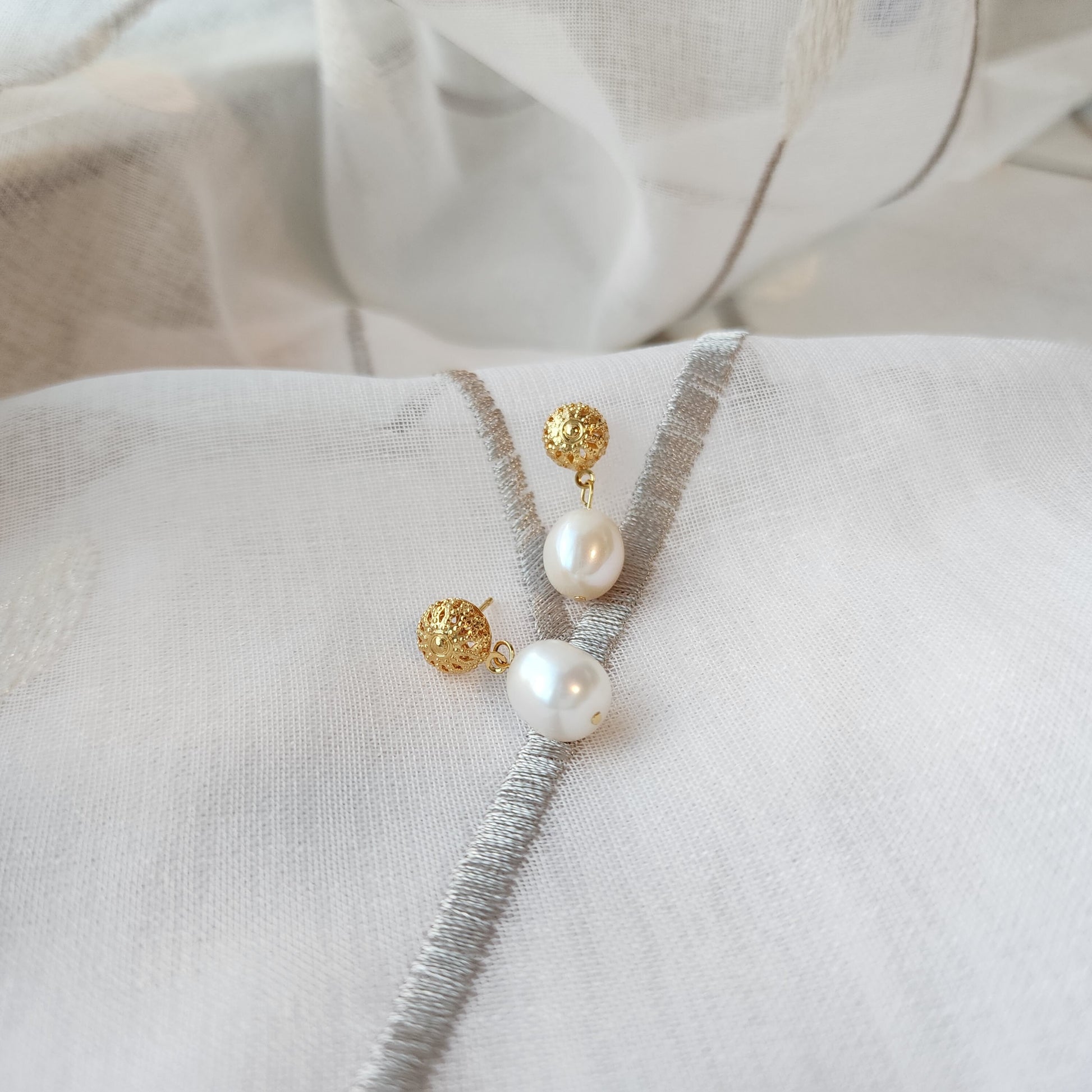 Laura flower simple pearl earrings, pearl drop earrings, 14k gold plated stud earrings, gift for her