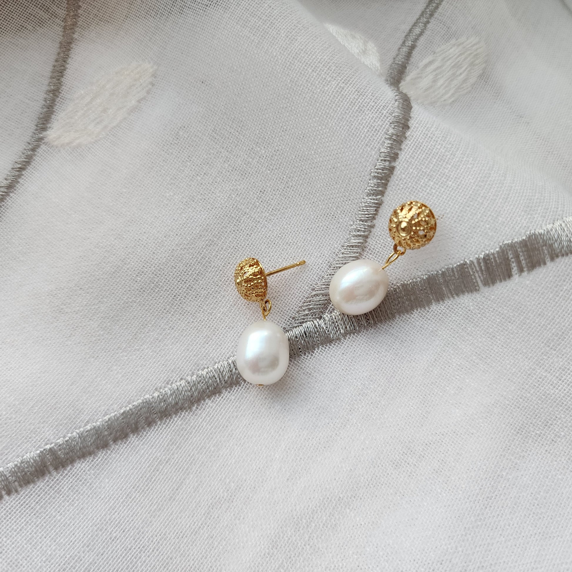 Laura flower simple pearl earrings, pearl drop earrings, 14k gold plated stud earrings, gift for her