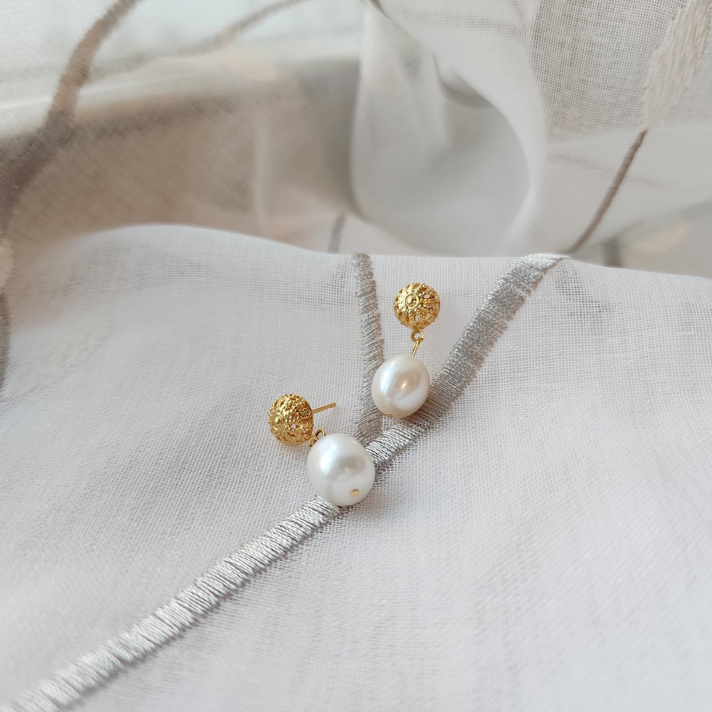Laura flower simple pearl earrings, pearl drop earrings, 14k gold plated stud earrings, gift for her